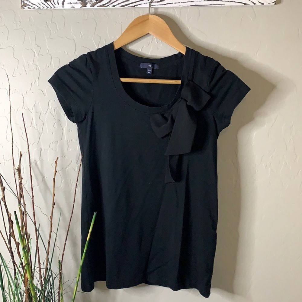 GAP xs short sleeve T-shirt with scoop neck and bow fabric detailing at collar